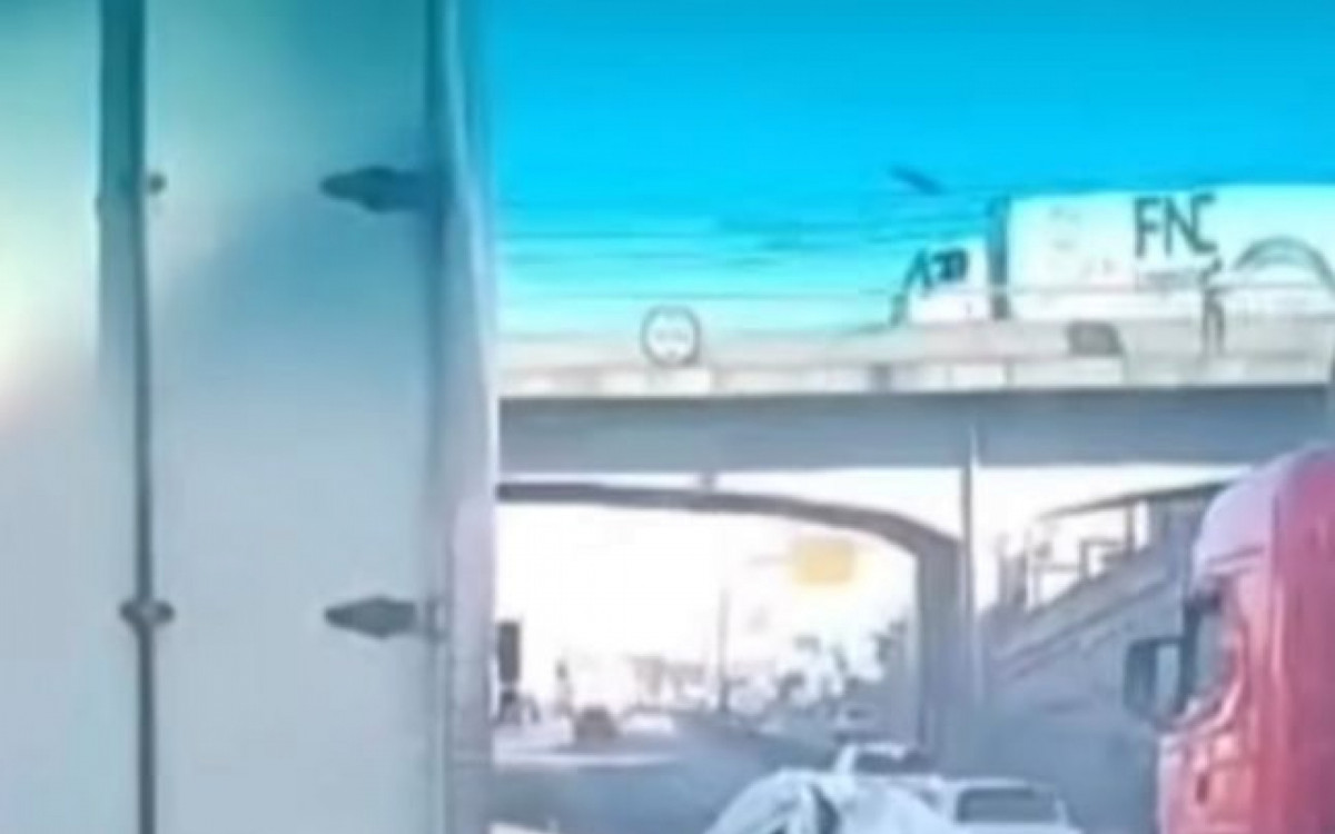 O ve&iacute;culo ficou completamente destru&iacute;do ap&oacute;s entrar embaixo da carreta durante a colis&atilde;o