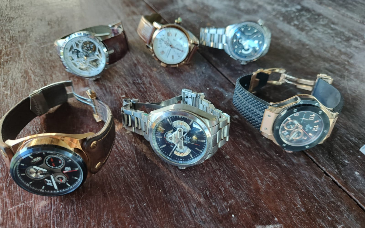 Na casa do secret&aacute;rio Le&ocirc;nidas Heringer Fernandes, em S&atilde;o Pedro da Aldeia, os agentes apreenderam rel&oacute;gios