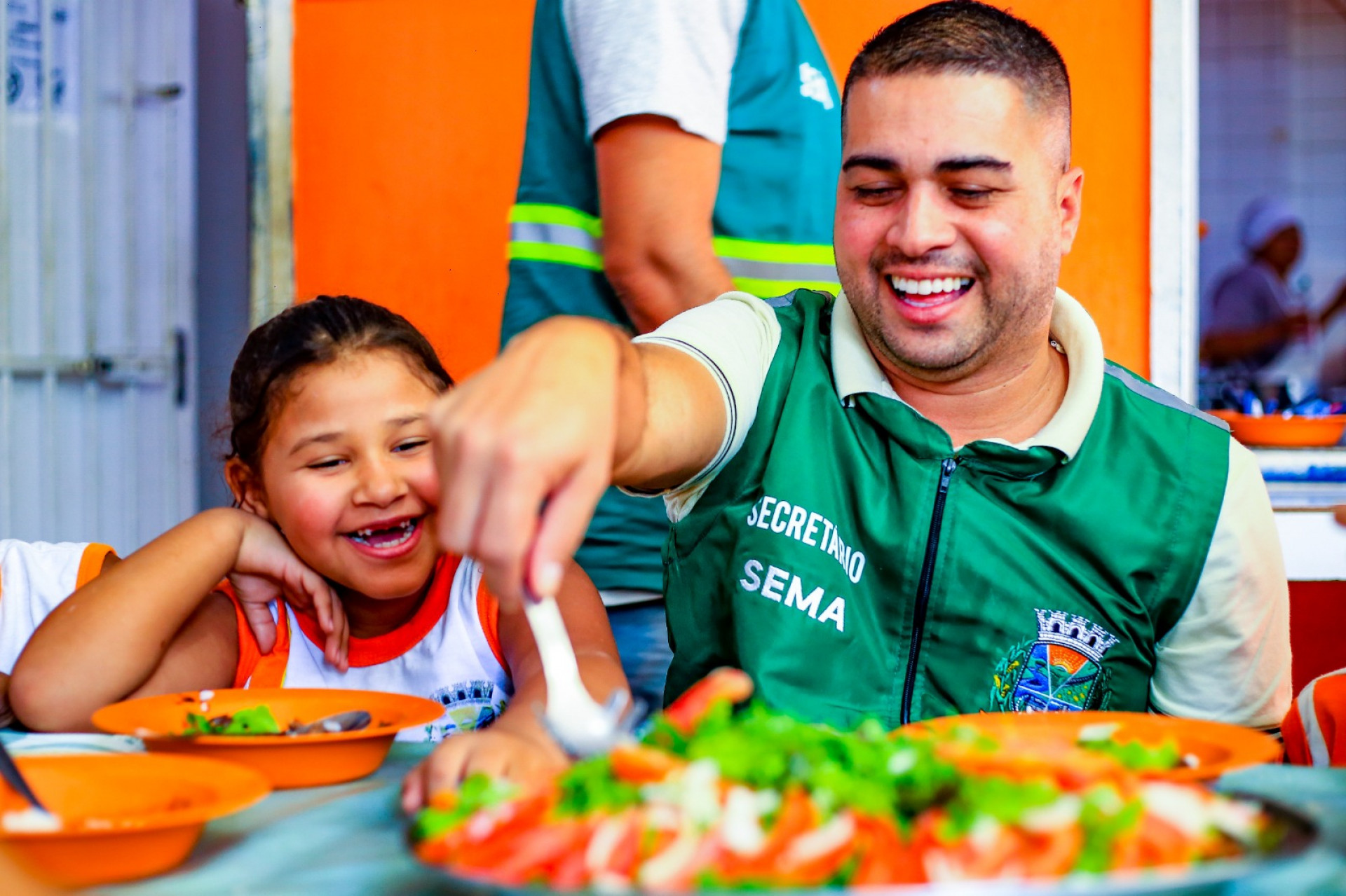 Secretário Igo Menezes provou, junto com alunos, das verduras colhidas na horta - Rafael Barreto / PMBR