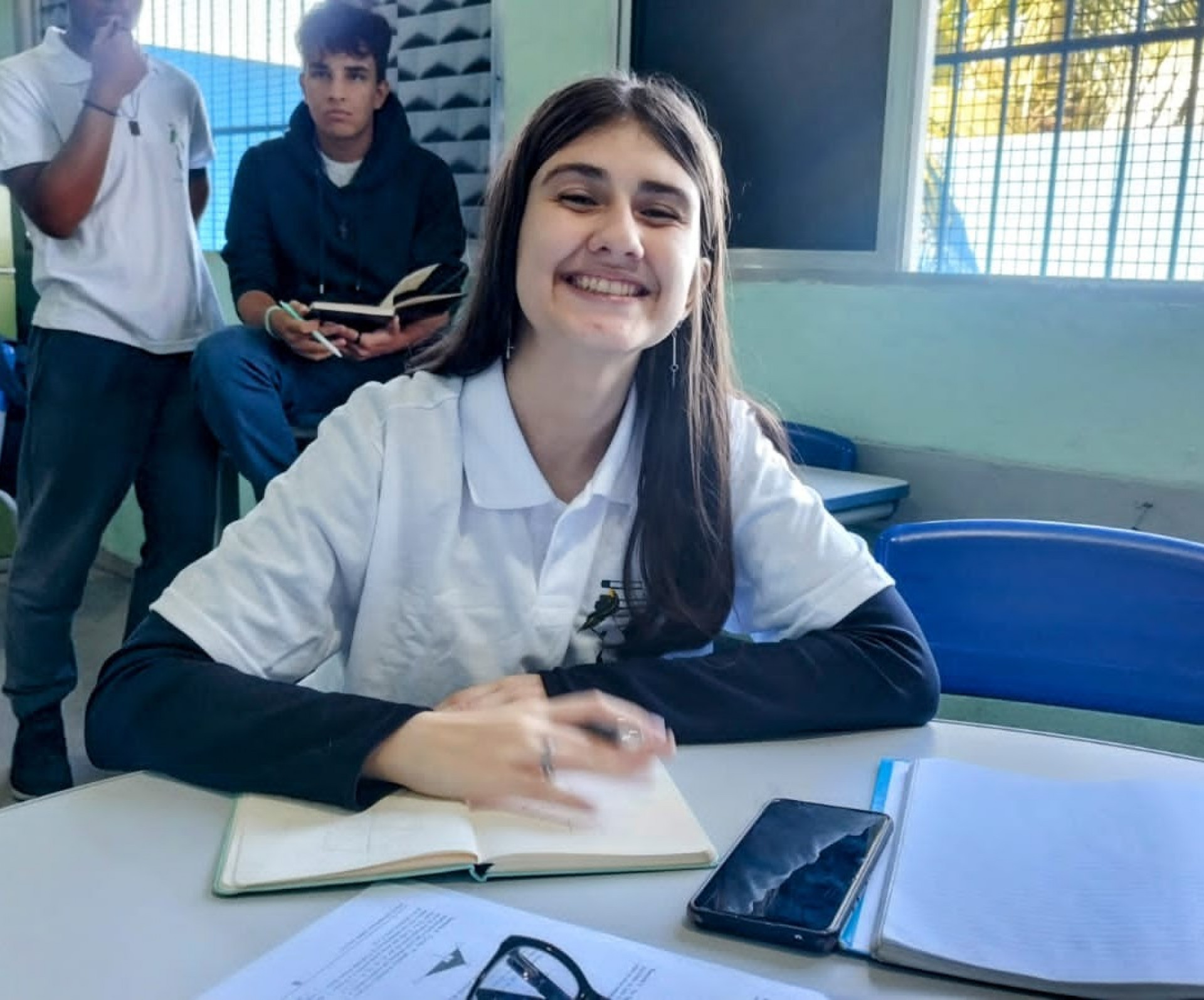 Gabriela Tavares, de 15 anos e aluna da 1ª série do Ensino Médio, está ansiosa para o embarque - William Montarroyos / Seeduc-RJ