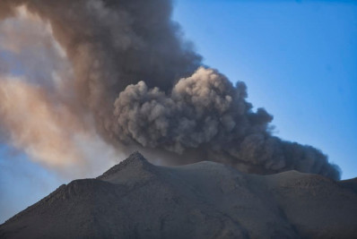 Peru ativa estado de emergência nos arredores de vulcão em erupção