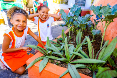 Belford Roxo: Secretaria de Meio Ambiente e alunos da rede municipal colhem verduras da Horta Educacional