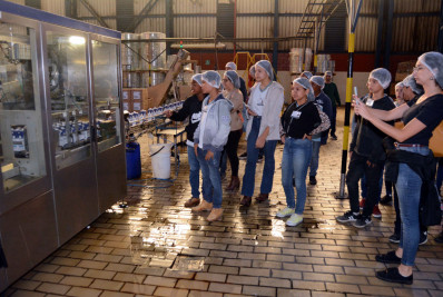 Alunos do Colégio Municipal Antônio Rocha conhecem produção de cooperativa