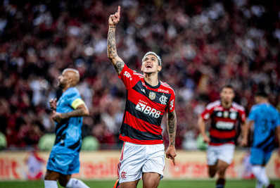 De virada, Flamengo vence o Athletico e fica em vantagem por vaga na semifinal da Copa do Brasil