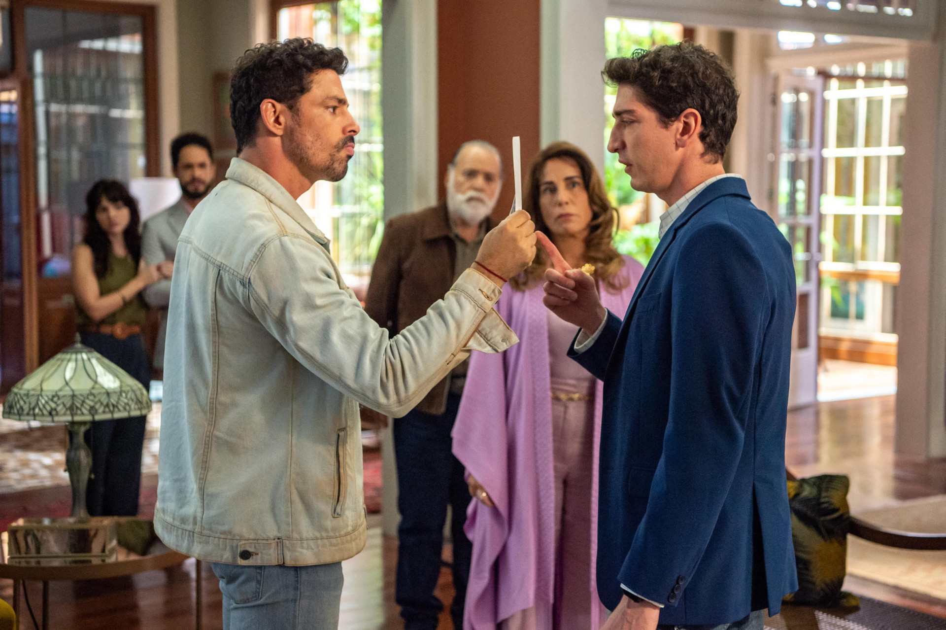 Caio (Cauã Reymond) mostrará foto de Irene (Gloria Pires) como prostituta - Globo/Estevam Avellar