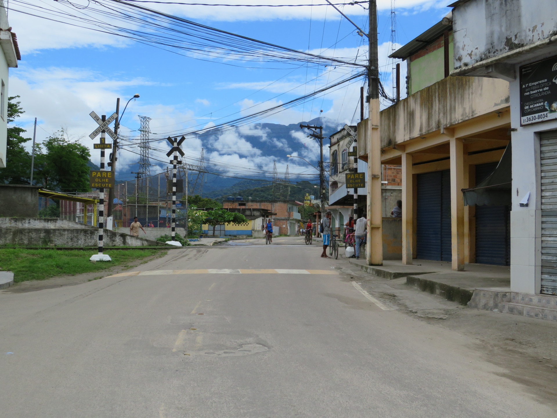 Na foto, a passagem legalizada de Citrolândia, devidamente sinalizada com placas e a Cruz de Santo André - Divulgação/SuperVia
