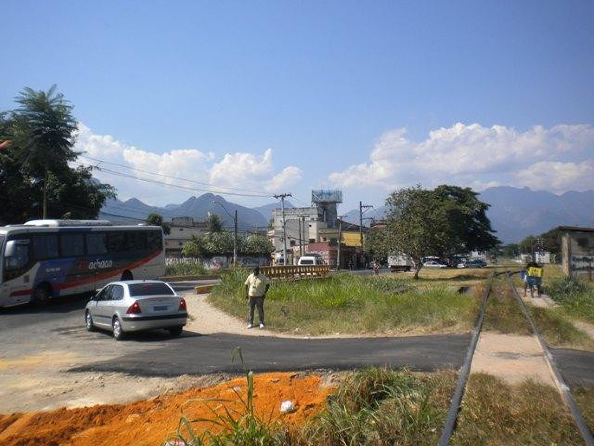 Na foto, uma passagem clandestina em Imbariê - Divulgação/SuperVia