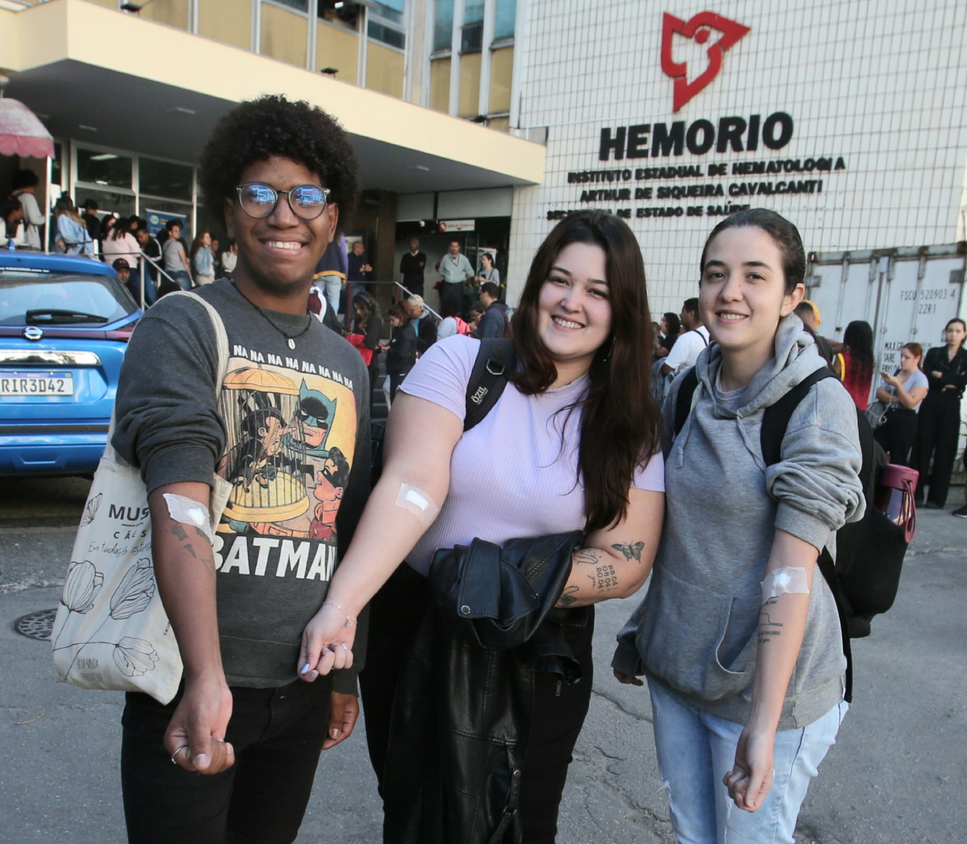 Fãs de Ludmila formam filas para doar sangue em troca de ingresso para show. Na foto, Michael Mamede, Nathália de Paula e Sarah Spiller. - Cleber Mendes/ Agência O Dia