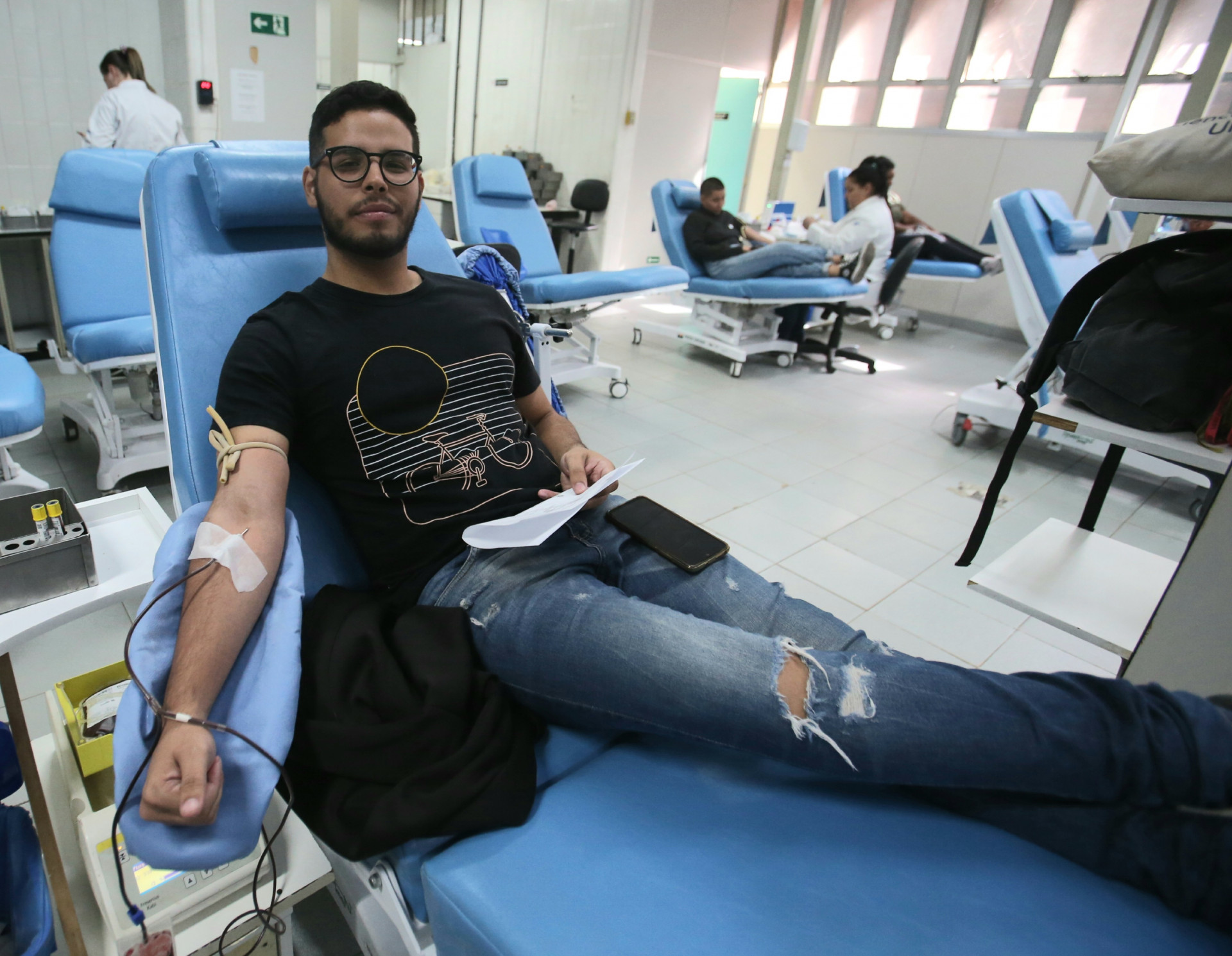 Fãs de Ludmila formam filas para doar sangue em troca de ingresso para show. Na foto, Marcelo Lopes. - Cleber Mendes/ Agência O Dia