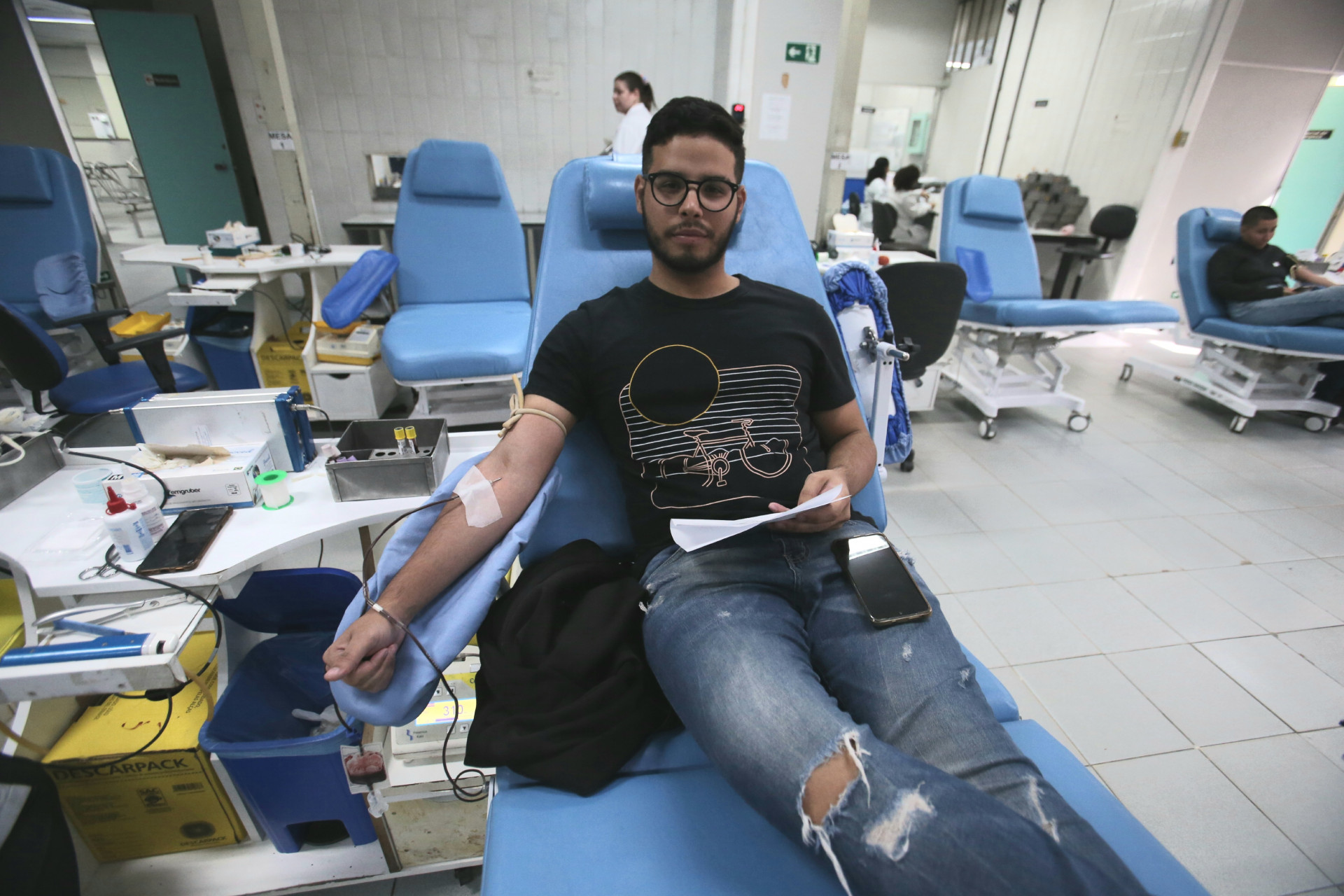 Fãs de Ludmila formam filas para doar sangue em troca de ingresso para show. Na foto, Marcelo Lopes. - Cleber Mendes/ Agência O Dia