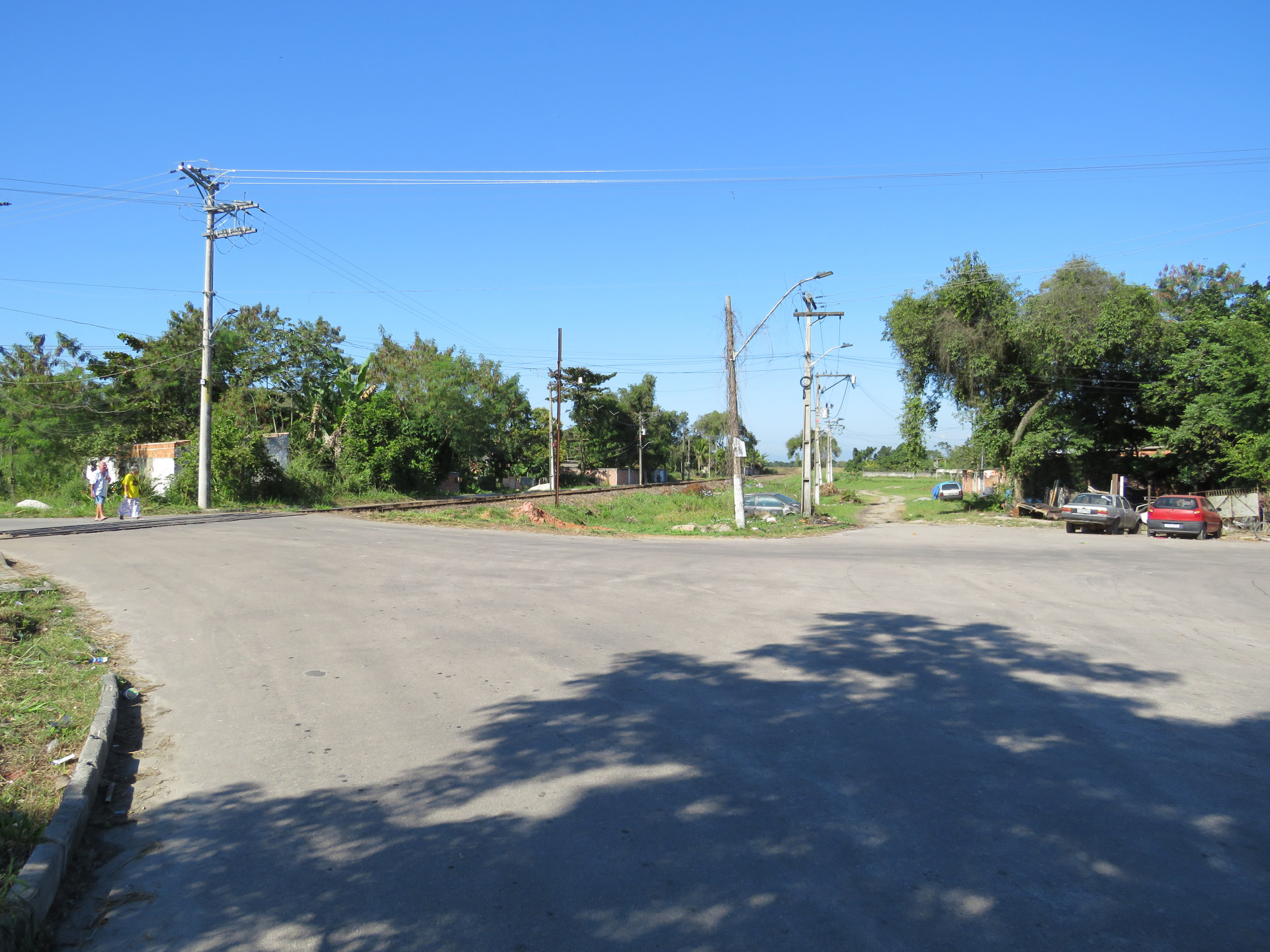 Na foto, uma passagem clandestina em Morabi - Divulgação/SuperVia