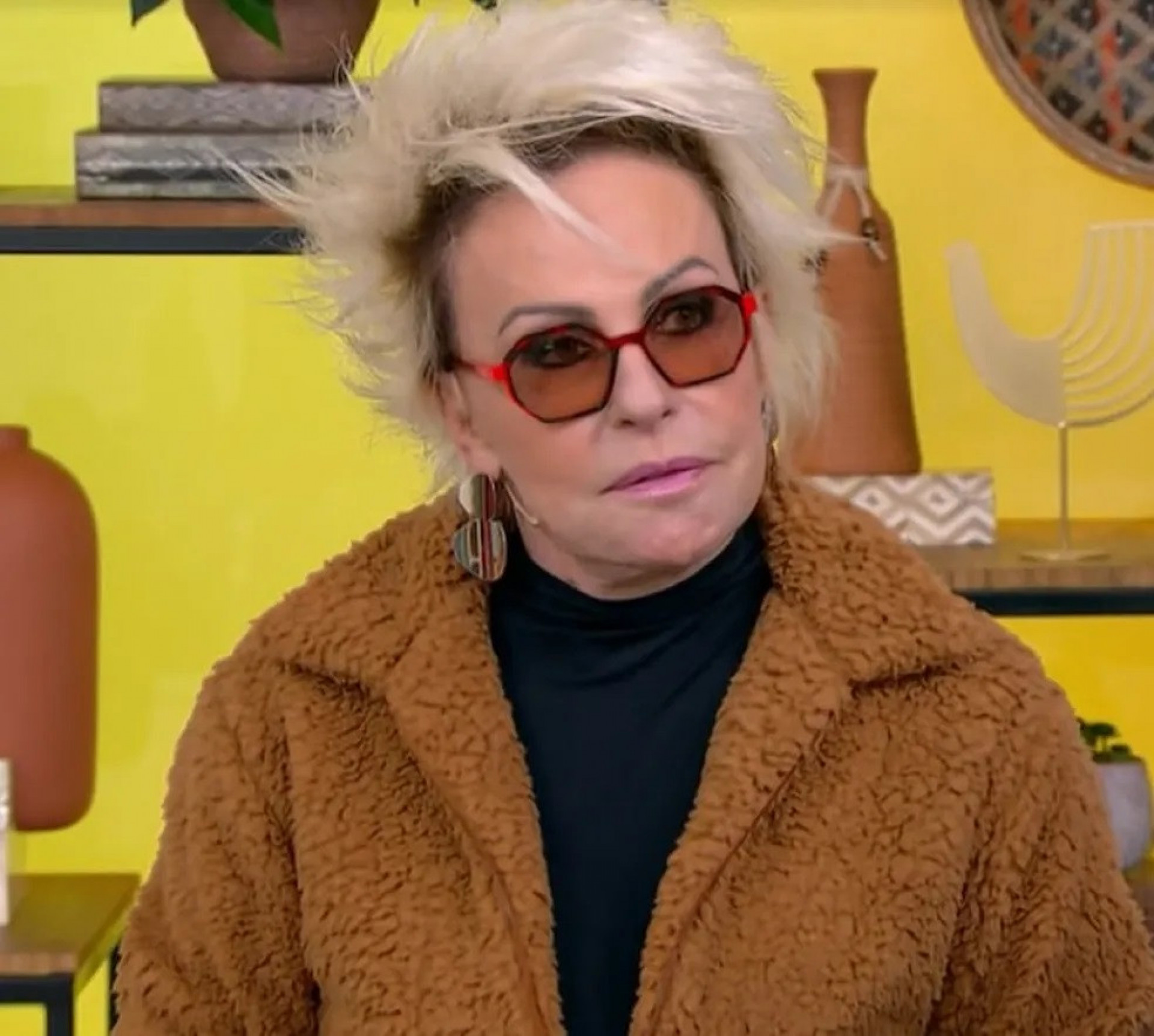 Ana Maria Braga se submete a tratamento com laser na área dos olhos - Reprodução de vídeo / TV Globo