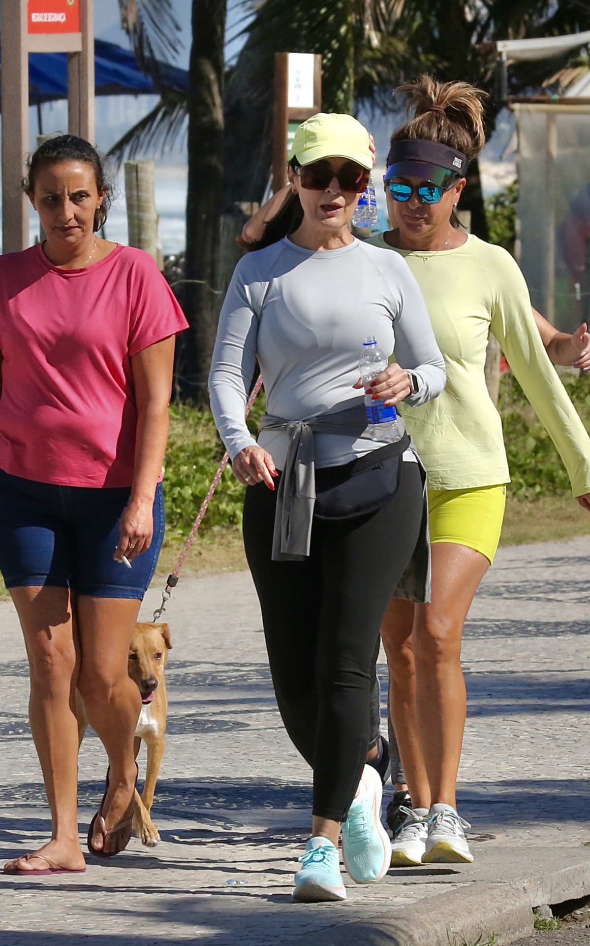 Fátima Bernardes aproveita manhã de sol para se exercitar na orla da Barra da Tijuca, na Zona Oeste do Rio, na manhã desta quinta-feira