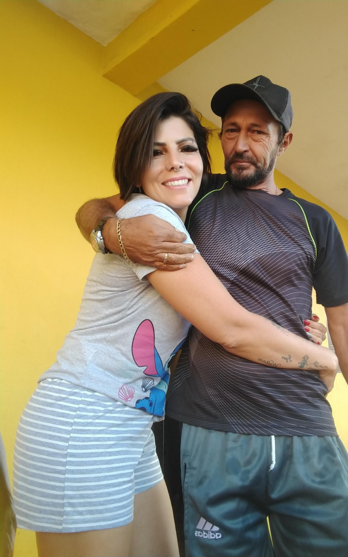 Luana Cristina Floquet ao lado do pai, Manoel Messias da Silva, preso por engano - Arquivo Pessoal