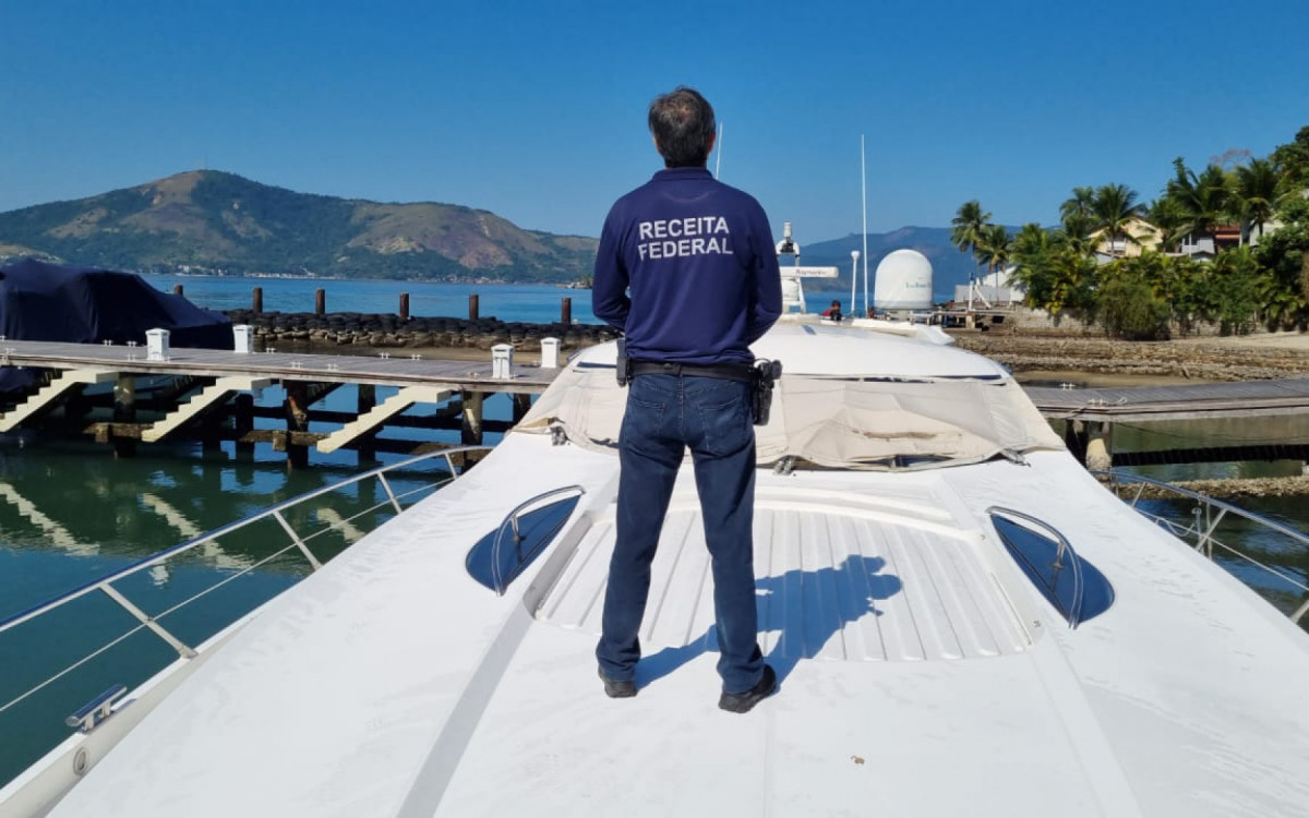 Iate de luxo estava ancorado escondido em marina particular de Angra dos Reis