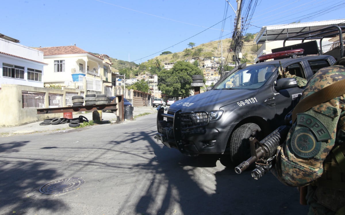 Depois que o salseiro deu uma esfriada, a poliçada ficou de prontidão nos principais acessos da favela