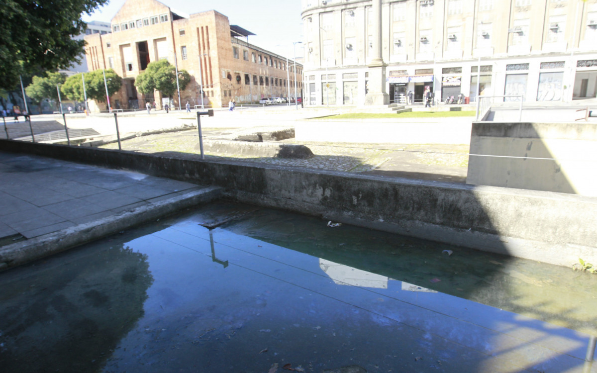 Vazamento de esgoto atinge Cais do Valongo, na Zona Portuária do Rio, nesta quinta-feira (6)