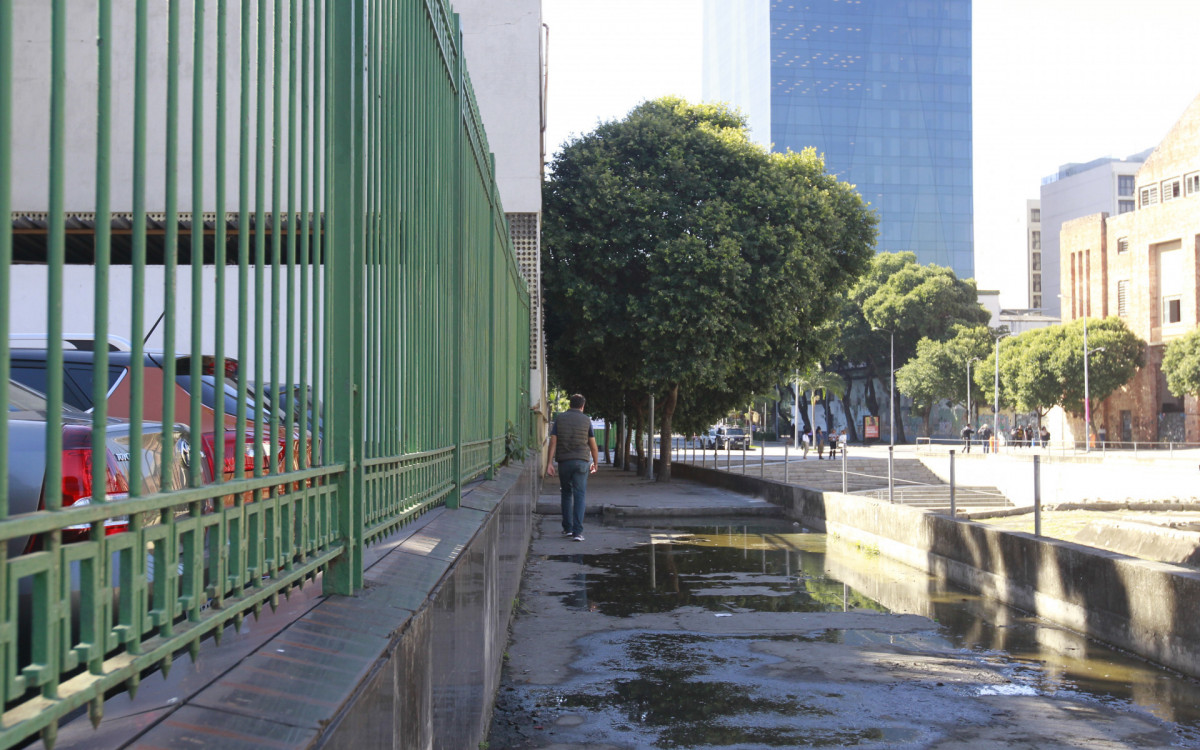 Vazamento de esgoto atinge Cais do Valongo, na Zona Portu&aacute;ria do Rio, nesta quinta-feira (6)