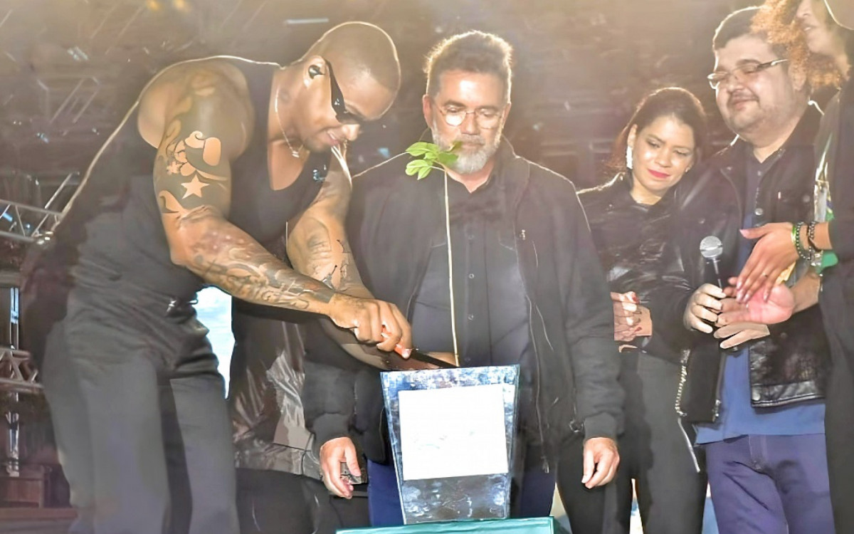 'Expo Carbono Neutro', projeto da Prefeitura tem muda plantada pelo cantor L&eacute;o Santana. - Foto/ Divulga&ccedil;&atilde;o (Prefeitura de Itagua&iacute;)