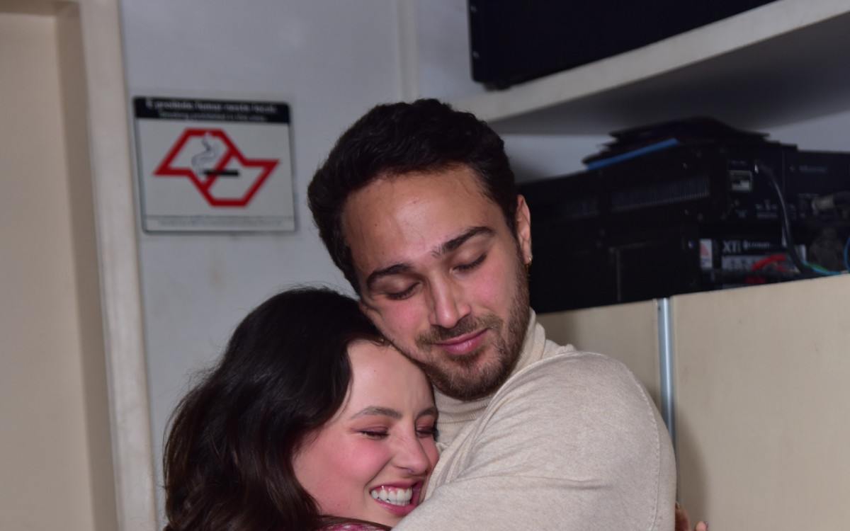 Larissa Manoela prestigia André Luiz Frambach no teatro