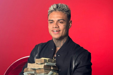 MC Cabelinho faz inveja na web ao surgir abraçado com notas de dinheiro