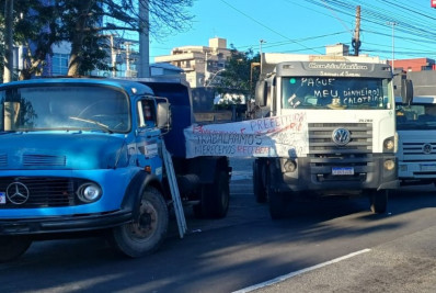 Prestadores de serviço com caminhões protestam contra pagamento atrasado em Cabo Frio