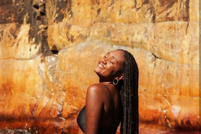 De maiô cavado, ex-BBB Sarah Aline curte banho de cachoeira