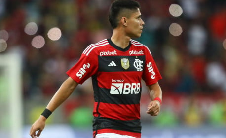 Vidal receberá 13,89% do salário do Flamengo em ida para o Athletico-PR