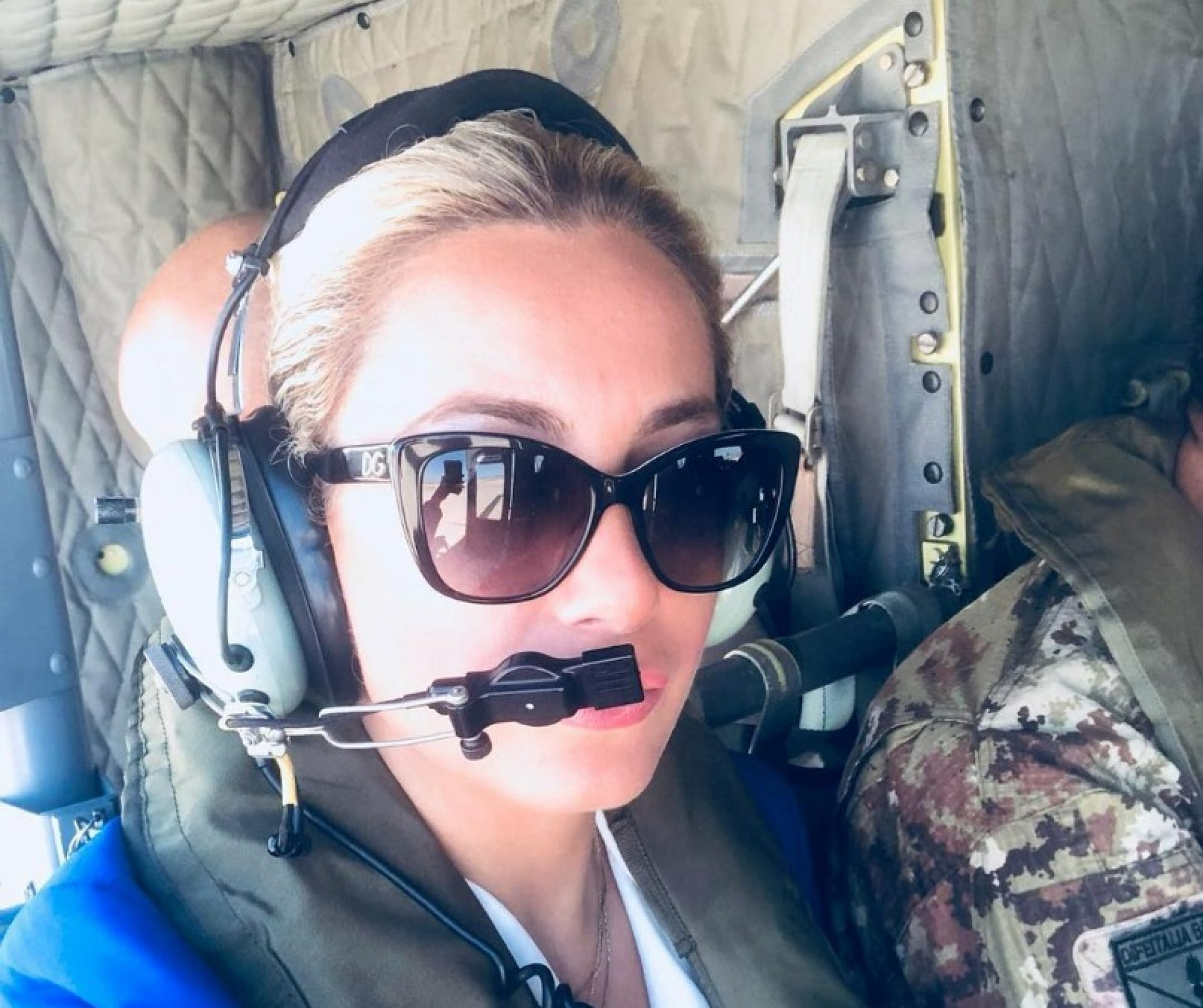 Marta Fascina durante voo militar - Reprodução/Redes socias