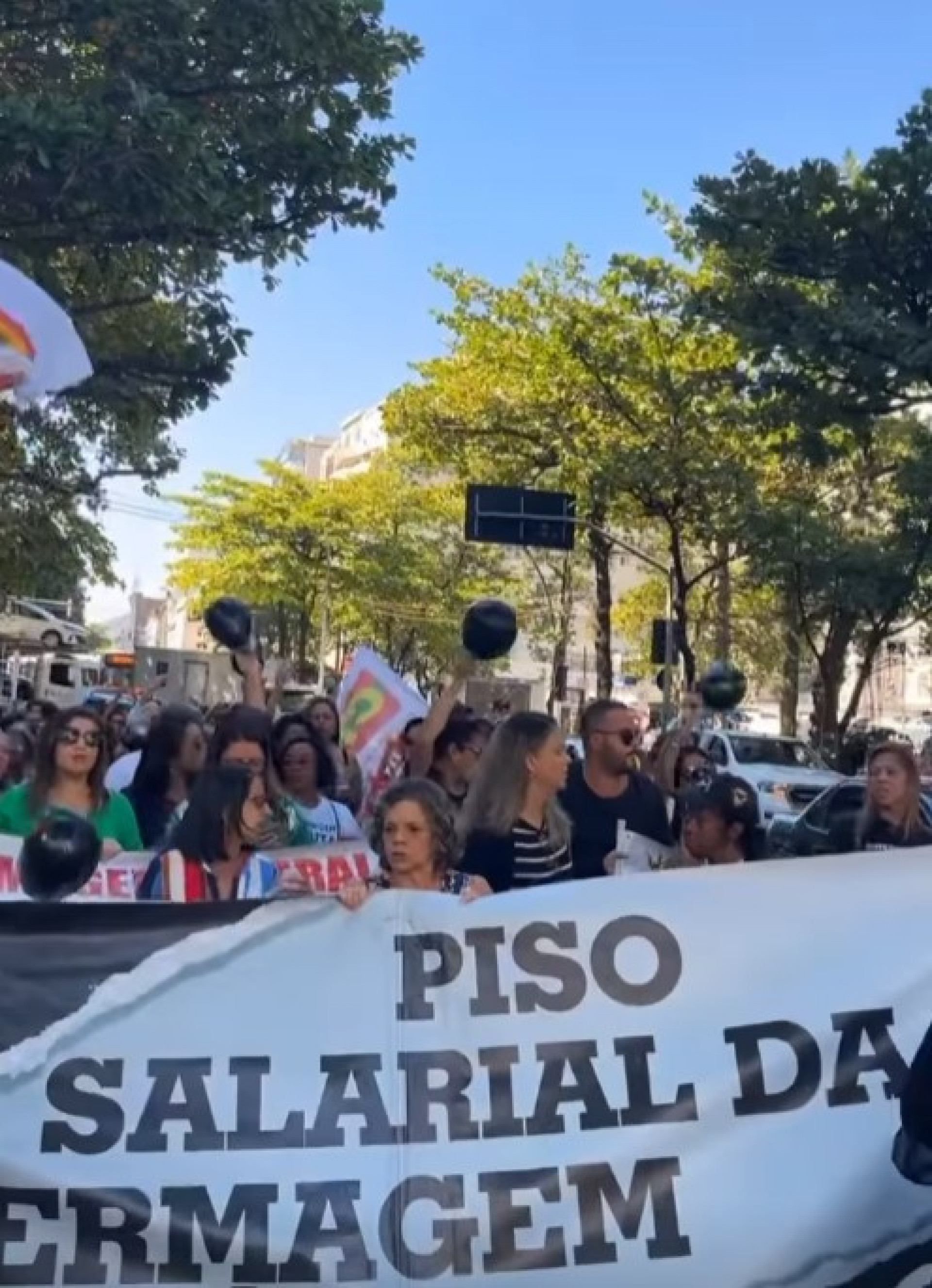 Manifesta&ccedil;&atilde;o dos profissionais da enfermagem come&ccedil;ou na porta da UPA de Botafogo e seguiu at&eacute; a entrada do Pal&aacute;cio da Cidade