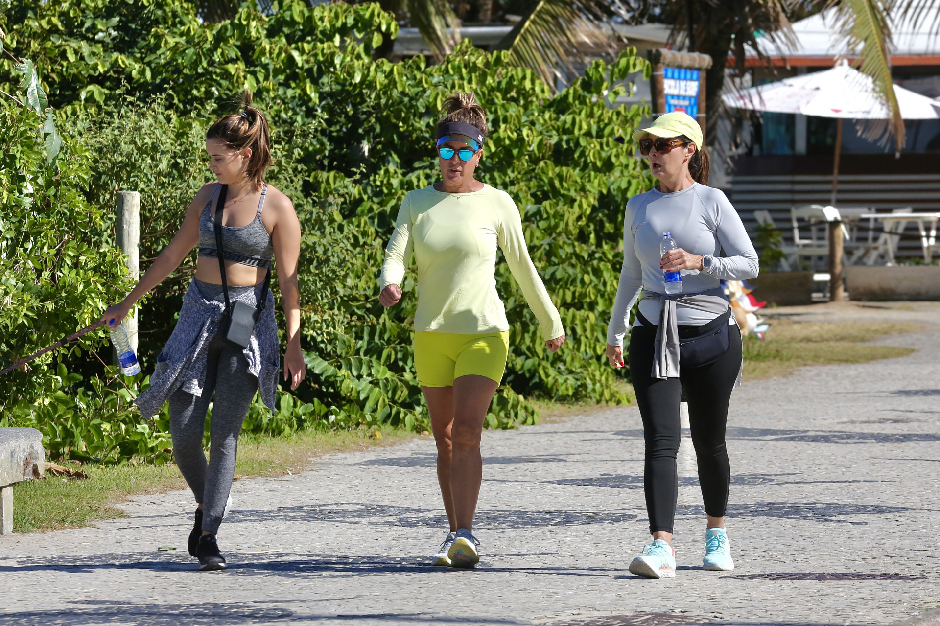 Fátima Bernardes aproveita manhã de sol para se exercitar na orla da Barra da Tijuca, na Zona Oeste do Rio, na manhã desta quinta-feira