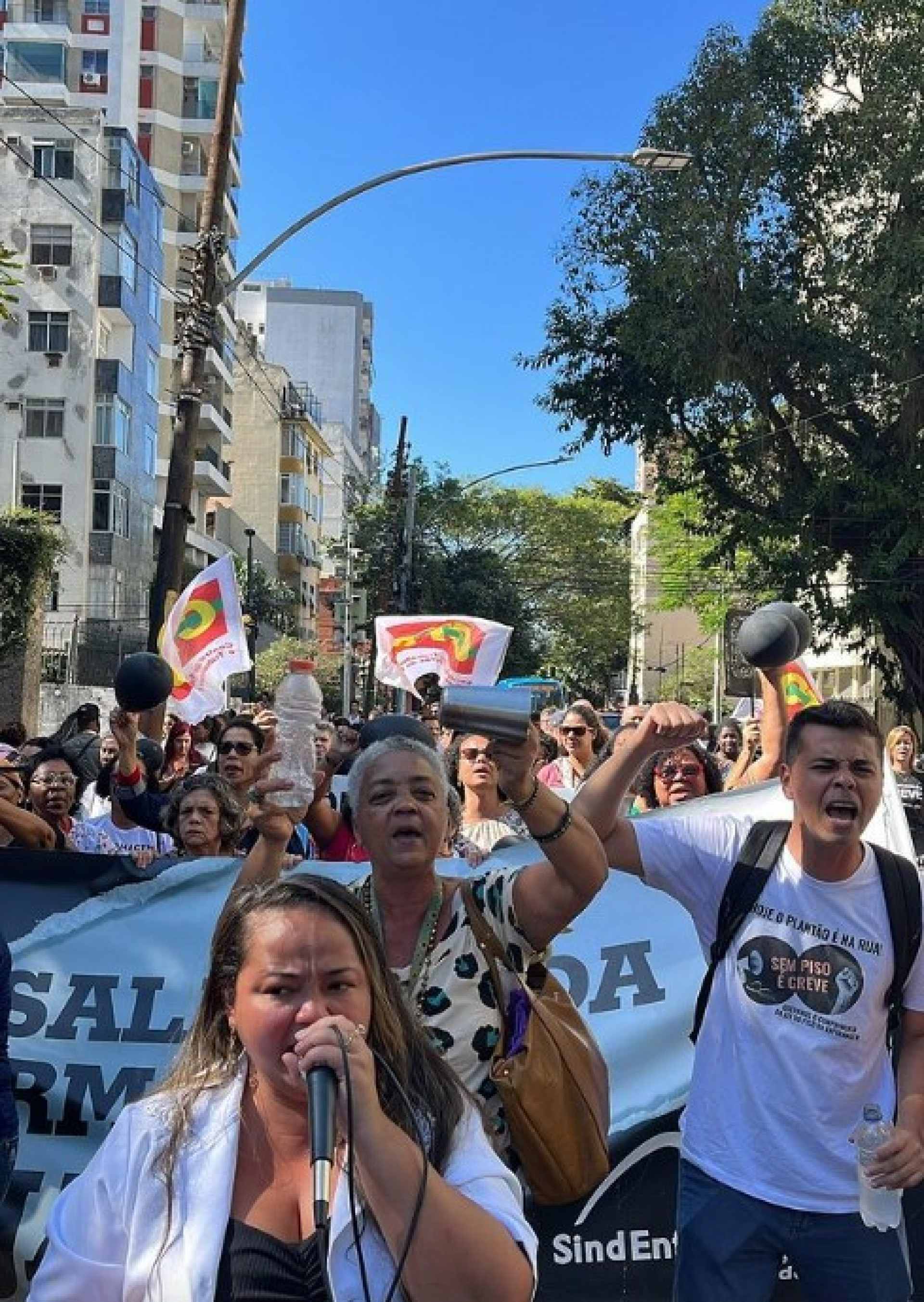 Manifesta&ccedil;&atilde;o dos profissionais da enfermagem come&ccedil;ou na porta da UPA de Botafogo e seguiu at&eacute; a entrada do Pal&aacute;cio da Cidade
