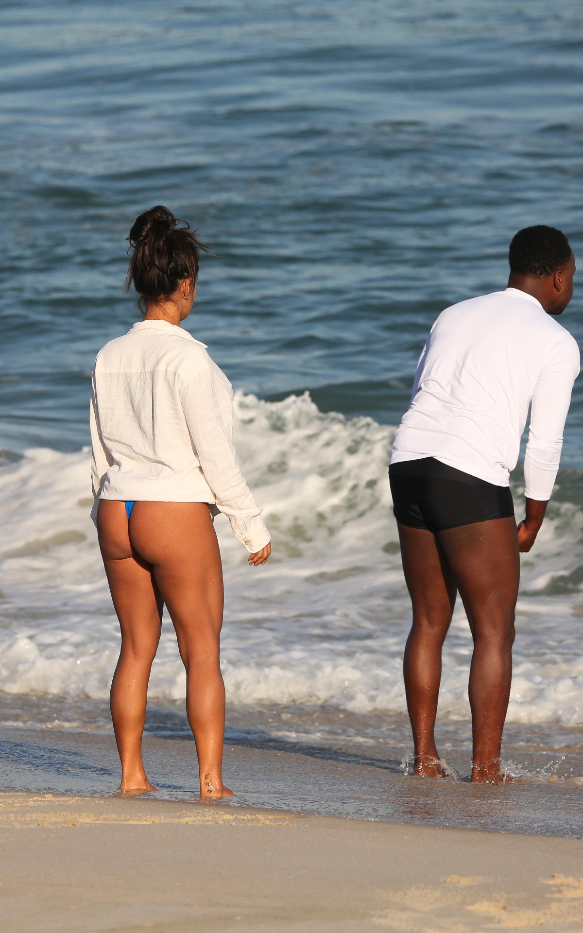 A ex-BBB Carol Peixinho e o cantor Thiaguinho na Praia da Barra da Tijuca, na Zona Oeste do Rio