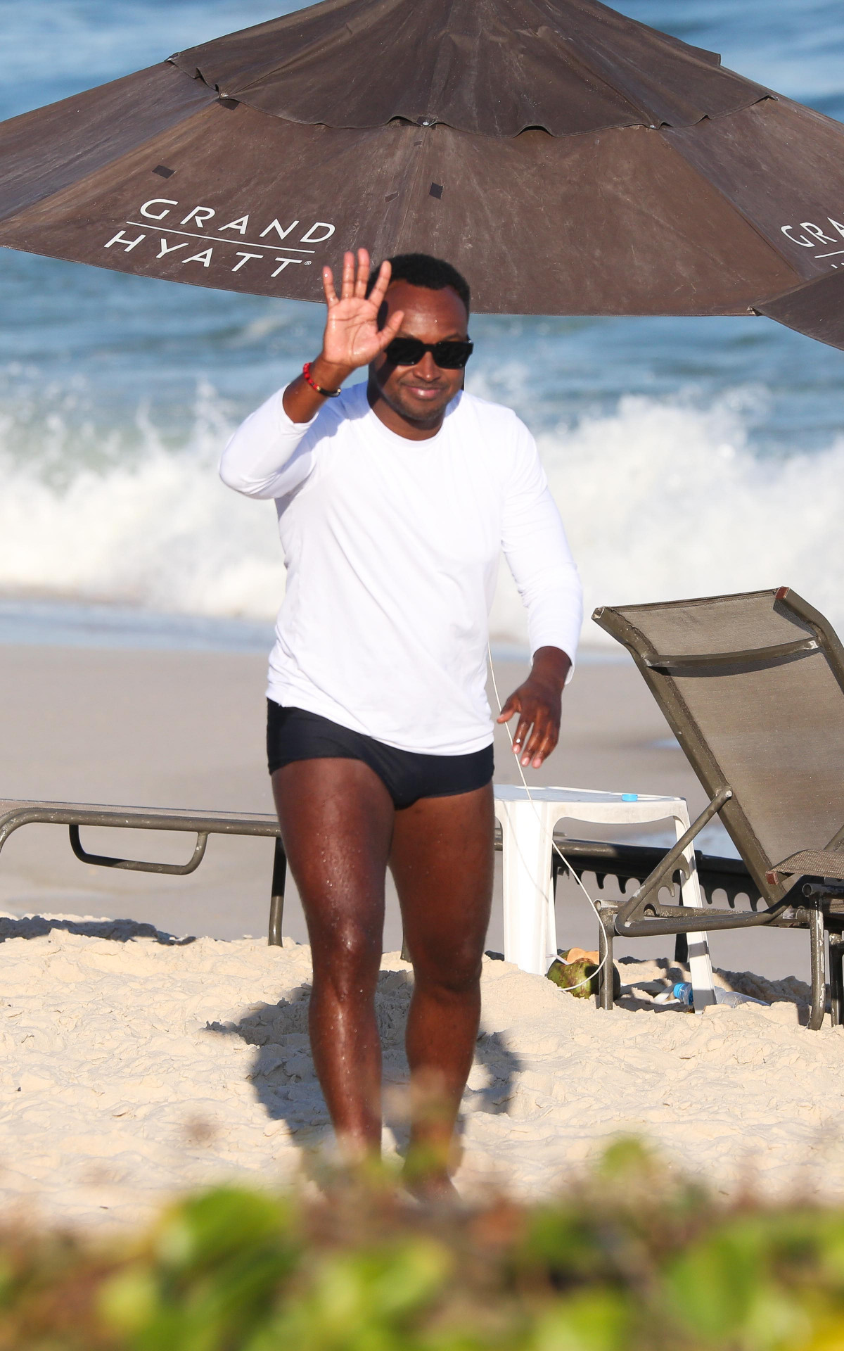 Thiaguinho cumprimenta o fotógrafo na Praia da Barra da Tijuca, na Zona Oeste do Rio