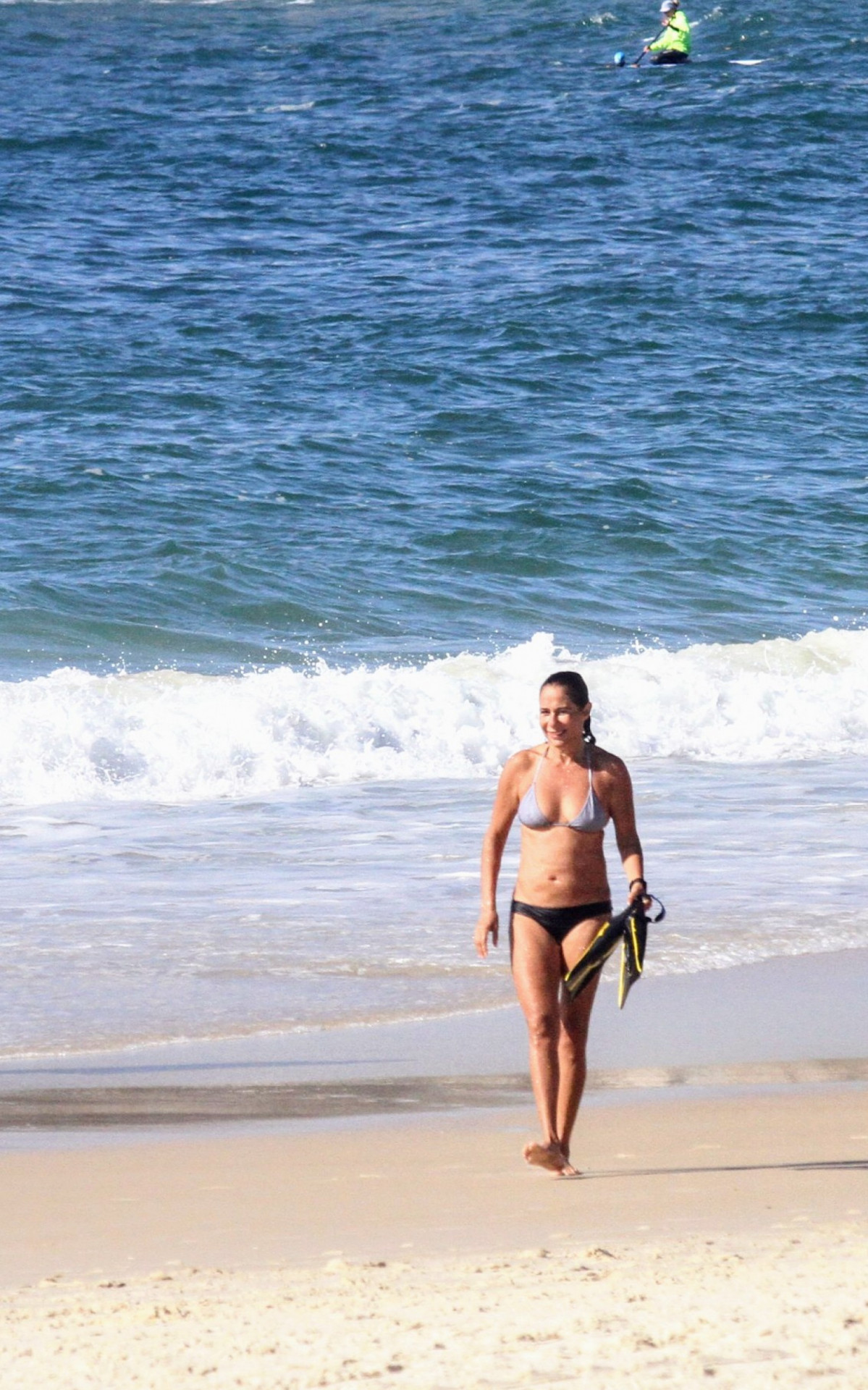 Andrea Beltrão aproveita manhã de sol para praticar nado em praia do Rio 