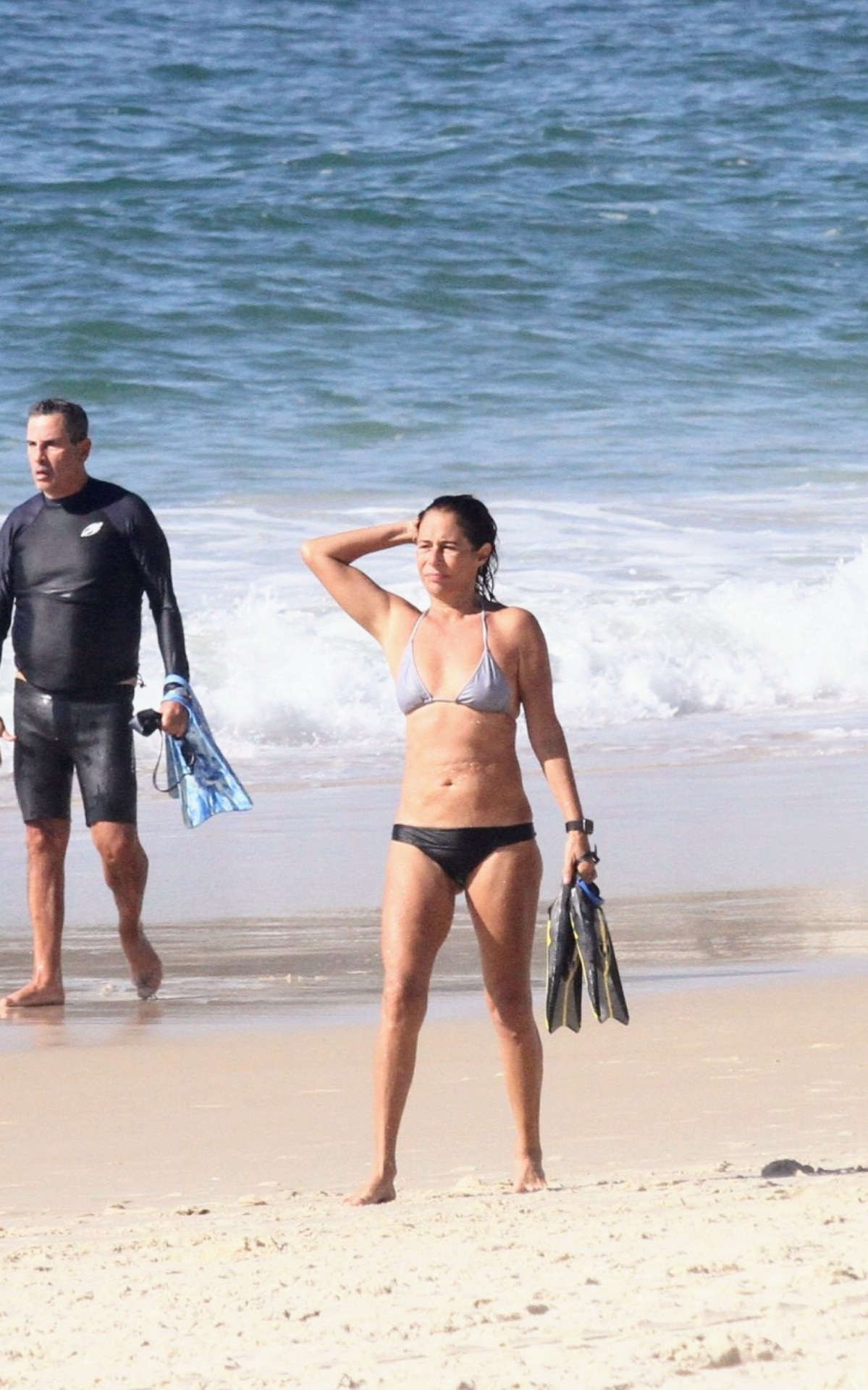 Andrea Beltrão aproveita manhã de sol para praticar nado em praia do Rio 