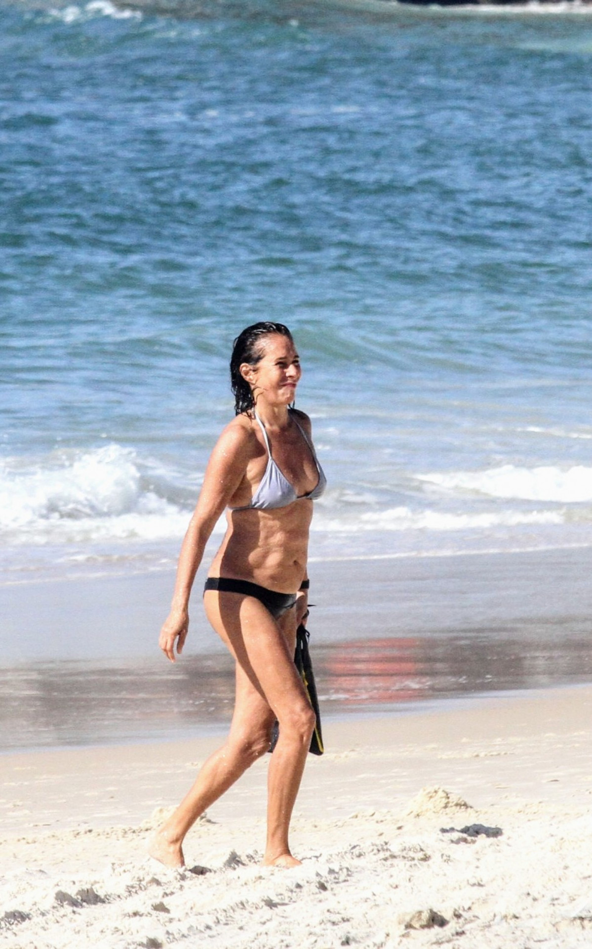 Andrea Beltrão aproveita manhã de sol para praticar nado em praia do Rio 