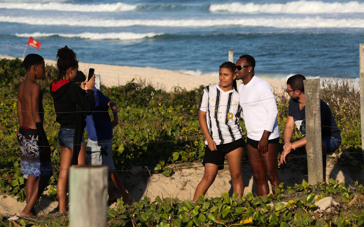 Thiaguinho posa com fãs na Praia da Barra da Tijuca
