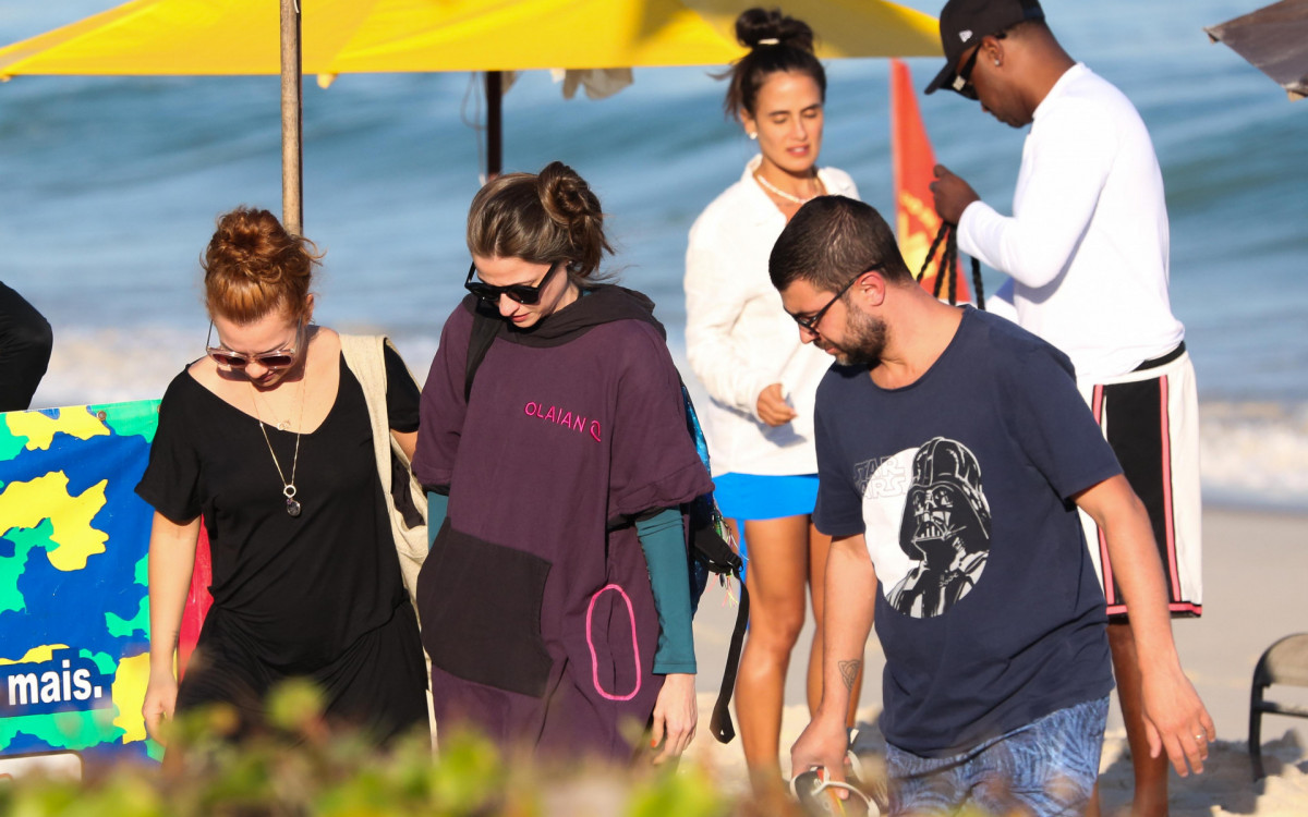 Fernanda Souza e Eduarda Porto curtem a Praia da Barra da Tijuca com o cantor Thuaguinho e Carol Peixinho
