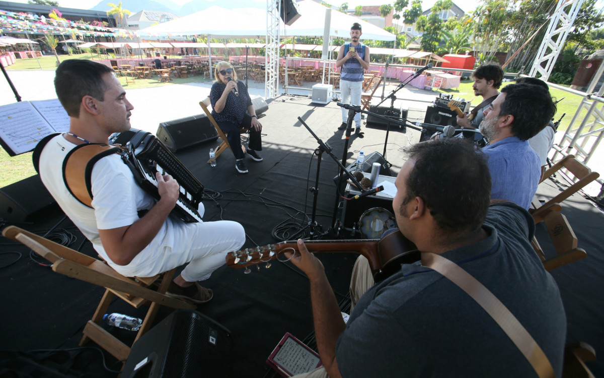 Preparativos para a festa Junina no museu do Pontal. Na foto Pedro Miranda e a banda forró da gávea com participação de Anastácia