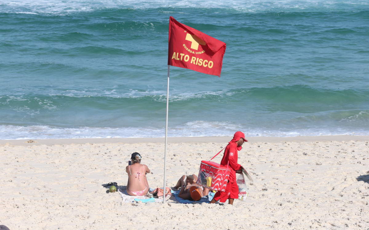 Bandeira indica alto risco para mergulho na Praia da Barra, nesta sexta-feira