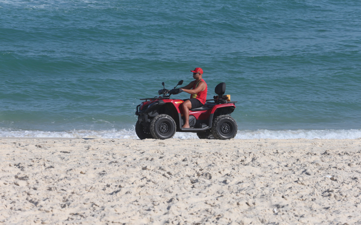 Corpo de Bombeiros atua na Praia da Barra, na tarde desta sexta-feira