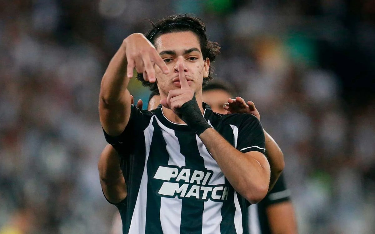 Matheus Nascimento comemorando gol pelo Botafogo
