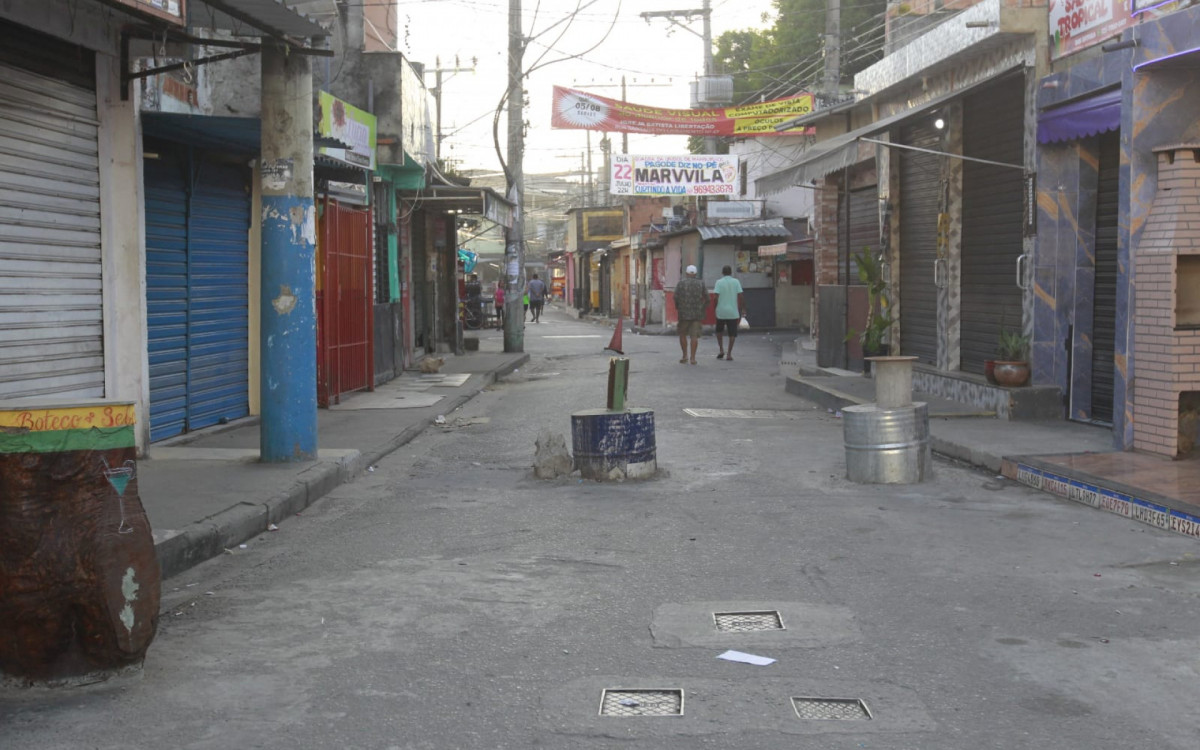Barricadas tomam conta de ruas da comunidade de Manguinhos