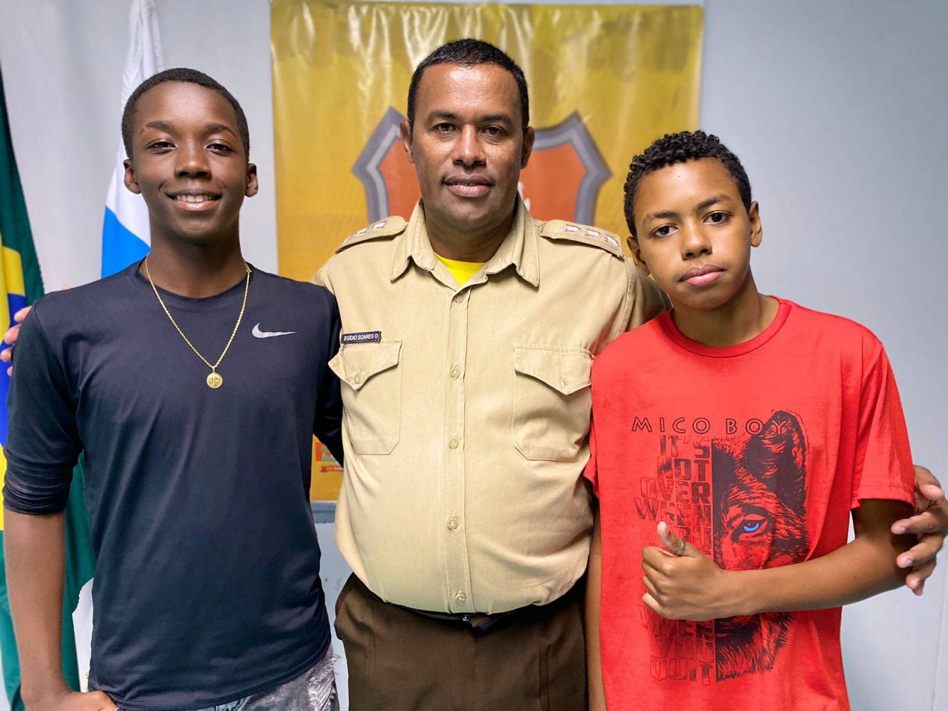 Os amigos de turma no projeto, Jo&atilde;o Victor da Gama e Miguel Miranda, ao lado do guarda municipal Eg&iacute;dio Soares, curtiram a festa - Rafael Barreto / PMBR