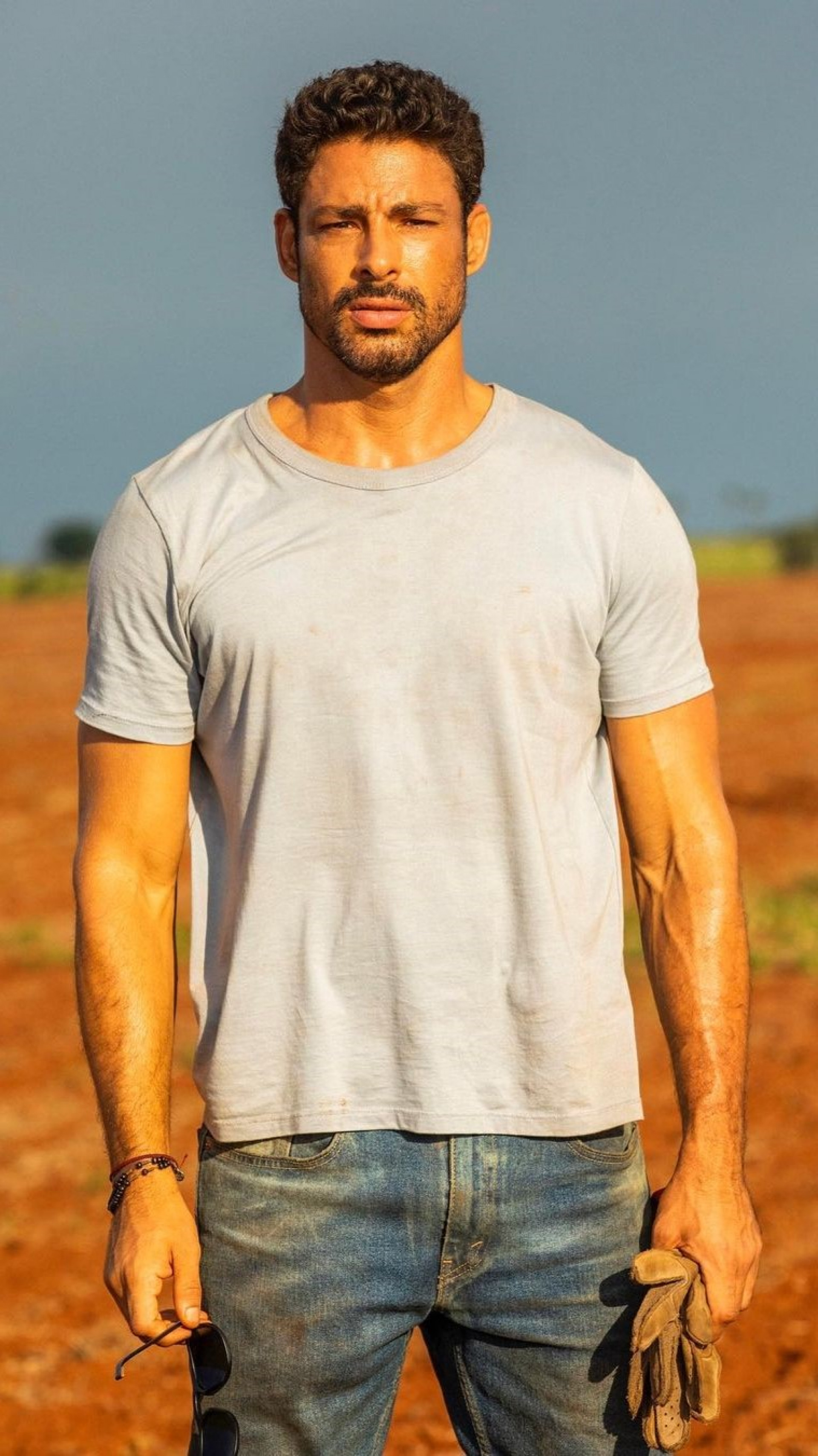 "Para de me emocionar, porque eu j&aacute; estou maquiada", escreveu a atriz Tat&aacute; Werneck. "Voc&ecirc; &eacute; um lind&atilde;o. J&aacute; estou com saudades", disse Cau&atilde; Reymond - Reprodu&ccedil;&atilde;o / Instagram