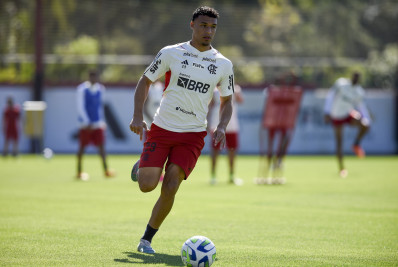 Flamengo decide reintegrar Victor Hugo após voltar atrás em saída