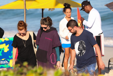 Thiaguinho e Carol Peixinho vão à praia com Fernanda Souza e namorada
