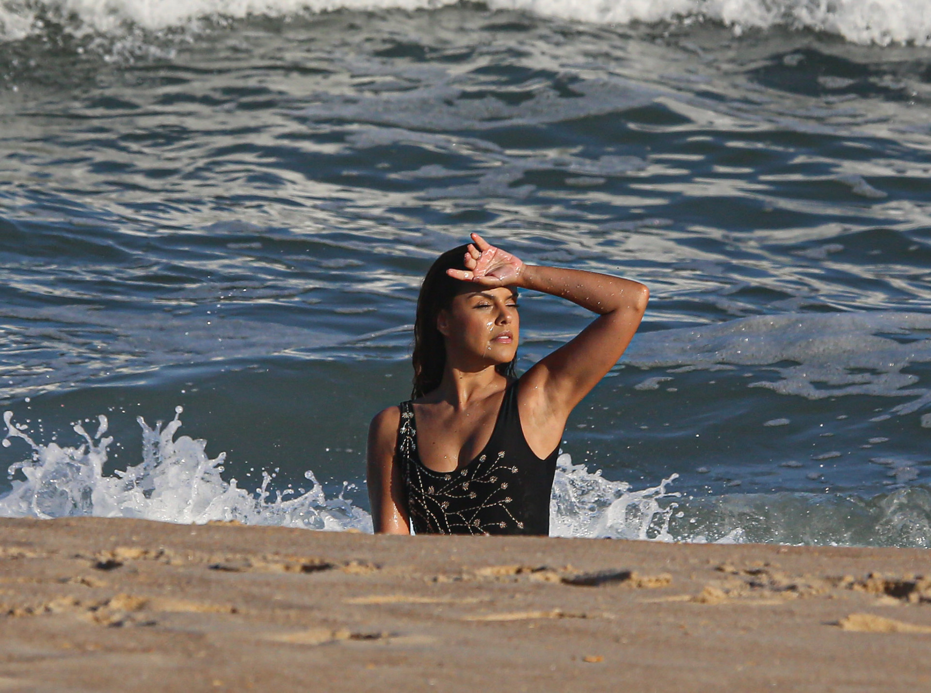 Paloma Bernardi durante ensaio fotográfico na praia de grumari - Delson Siva/Ag.News