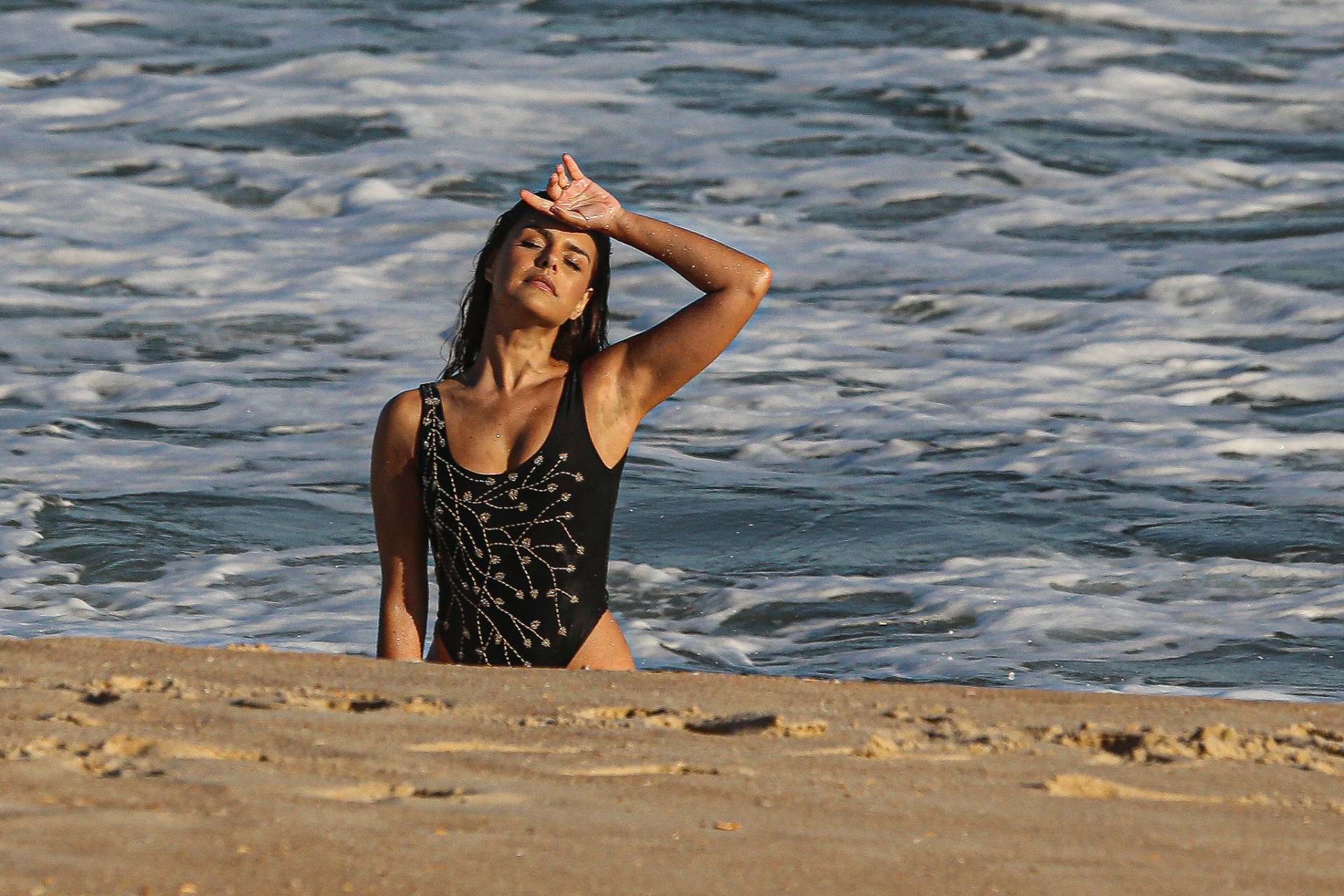 Paloma Bernardi durante ensaio fotográfico na praia de grumari - Delson Siva/Ag.News